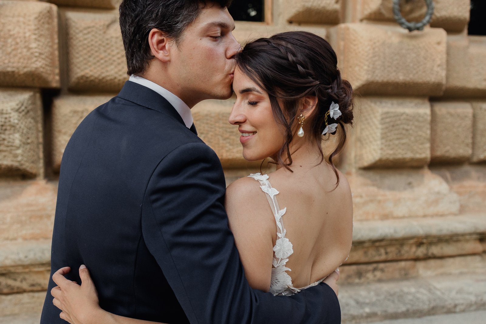 Pareja de novios en Granada — boda destino Andalucía