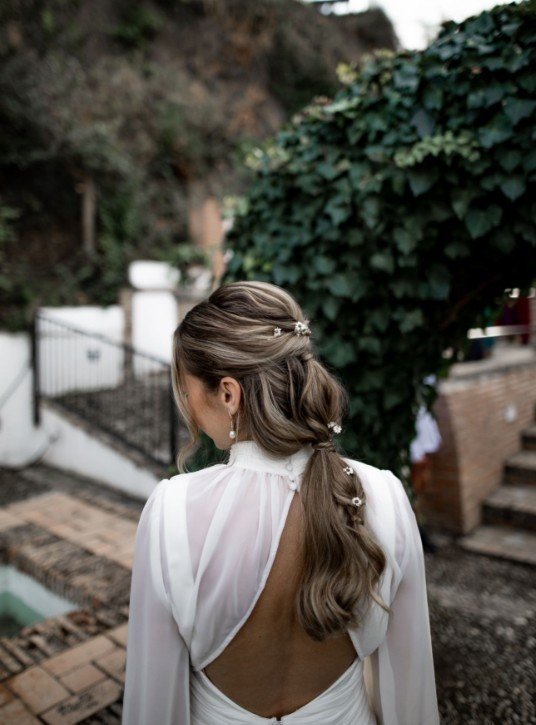 Mar Armengol peinando — hairstylist novias Málaga
